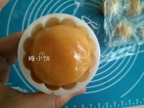 取一个生坯塞入压模中