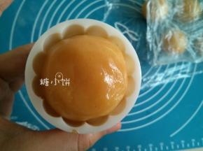 取一个生坯塞入压模中
