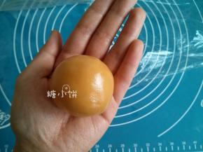 推饼皮直到包裹住整个馅料，用手搓一搓让饼皮分布均匀