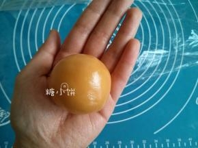 推饼皮直到包裹住整个馅料，用手搓一搓让饼皮分布均匀