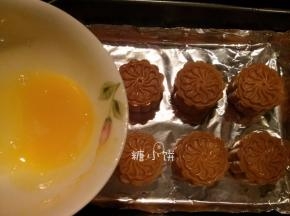 取出在表面刷薄薄一层蛋黄液，再送入预热好200摄氏度的烤箱中烤1-2分钟上色。
放置1-2天让饼皮回油回软即可食用