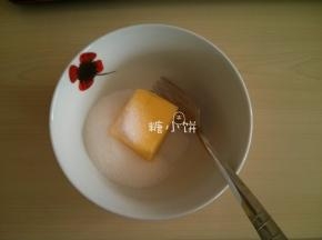 准备椰蓉馅：黄油60G室温软化后加白砂糖40G打发