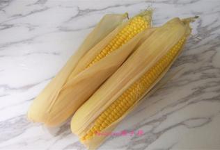 选取两根少先队水果玉米；