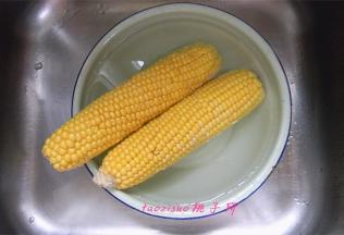 剥去玉米的外皮，同时将玉米须摘干净，放入水里清洗干净；