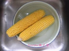 剥去玉米的外皮，同时将玉米须摘干净，放入水里清洗干净；