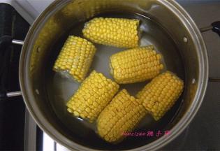 将切断的玉米放入煮锅里，加入凉水，水的量没过玉米即可；