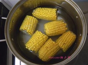 将切断的玉米放入煮锅里，加入凉水，水的量没过玉米即可；