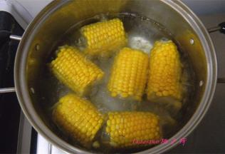 锅里水开后，转小火煮十分钟就可以吃啦！