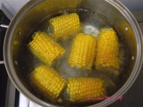 锅里水开后，转小火煮十分钟就可以吃啦！