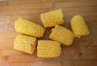 将一根玉米切三段，方便煮熟后食用；