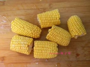 将一根玉米切三段，方便煮熟后食用；