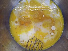 将蛋黄打散，加入水和百香果籽，稍加搅拌，加入色拉油，画“Z”字搅拌均匀。