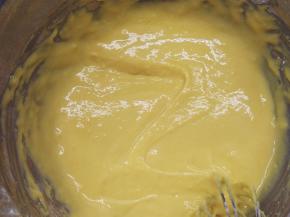 筛入低筋面粉，用手动打蛋器画“Z\