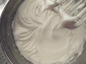 往蛋白中分3次加入糖粉，打至干性发泡。（首先，用打蛋器低速将蛋白搅打至起鱼眼泡，加入1/3的糖粉。接着，继续用电动打蛋器高速搅打，至蛋白体积膨胀1倍，再加入1/3的糖粉。然后，继续用电动打蛋器中速搅打，稍微出现纹路，加入剩余的1/3的糖粉。最后低速搅打，直至明显感到阻力，提起打蛋器时尖端是短而小的尖峰即可。）