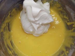 取1/3的蛋白霜加入到蛋黄糊中，用橡皮刮刀用翻拌的手法拌匀。