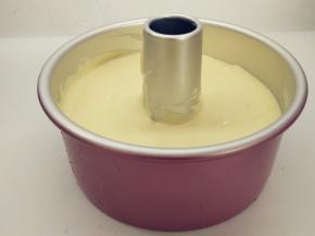 将面糊倒入模具中，用刮刀稍微抹平，再震两下。