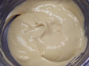 再倒回蛋白霜中，继续用橡皮刮刀用翻拌的手法拌匀，直至看不到一丝蛋白，面糊呈细腻光滑状。