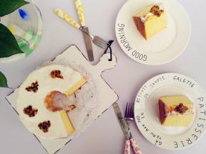 脱模之后，淋上酸奶，摆上百香果籽即可。