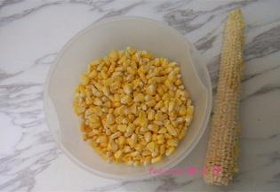 剥下整根水果玉米的玉米粒，清洗一下；