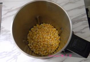 将剥好的水果玉米粒倒入豆浆机里；