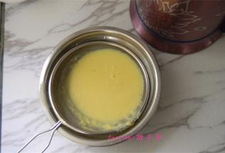 打好的奶香玉米汁，如果喜欢更细腻的口感，可以过下筛。