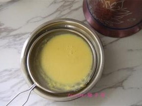 打好的奶香玉米汁，如果喜欢更细腻的口感，可以过下筛。