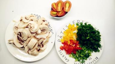 馅料准备。将蔬菜全部切好，平底锅倒入适量色拉油加热，之后加入蔬菜（除香葱外），快炒熟时加入盐和白胡椒，翻炒加下之后放在一旁备用。