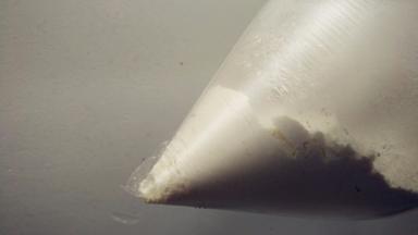 接下来我们来做蛋糕胚。低筋面粉、泡打粉和芝士粉混匀。可以将它们装进保鲜袋摇匀。