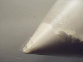 接下来我们来做蛋糕胚。低筋面粉、泡打粉和芝士粉混匀。可以将它们装进保鲜袋摇匀。