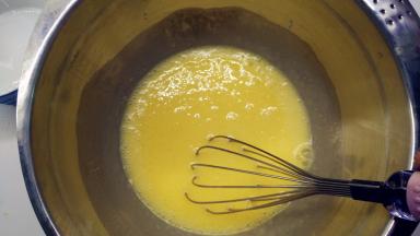 鸡蛋磕如打蛋盆，用手动打蛋器打散。加入牛奶、色拉油，一样用手动打蛋器搅拌均匀。