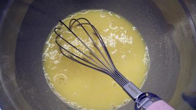 .加入盐和白胡椒，搅匀。记得整个操作过程要流畅，一旦停下来就会导致油水分离。