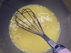 .加入盐和白胡椒，搅匀。记得整个操作过程要流畅，一旦停下来就会导致油水分离。