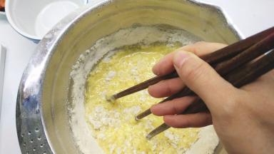 拿好筷子，顺时针画圈圈，最边边的筷子一定要划到打蛋盆，筷子每划动一圈，打蛋盆反方向转动1/4周。