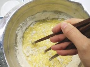 拿好筷子，顺时针画圈圈，最边边的筷子一定要划到打蛋盆，筷子每划动一圈，打蛋盆反方向转动1/4周。