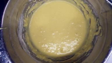 大概要划40圈，直到面糊大致混匀。