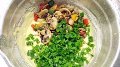 倒入之前准备好的蔬菜和香葱。