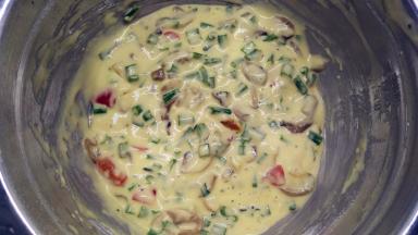 用刮刀翻拌均匀。