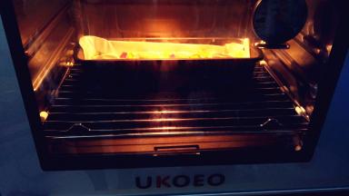 送入预热好的烤箱，上下火180℃，中层，烤50分钟。