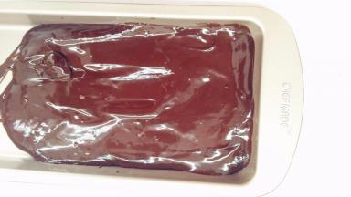 融化了的巧克力甘纳许倒入合适的盘子中，送入冰箱冷冻一个小时。