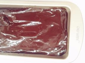 融化了的巧克力甘纳许倒入合适的盘子中，送入冰箱冷冻一个小时。