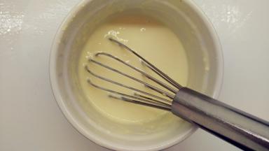 奶油奶酪和淡奶油隔温水软化，用手动打蛋器搅打到顺滑。