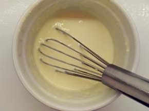 奶油奶酪和淡奶油隔温水软化，用手动打蛋器搅打到顺滑。