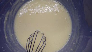 分4次加入全蛋液，用手动打蛋器打匀。