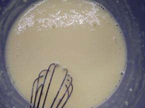 分4次加入全蛋液，用手动打蛋器打匀。