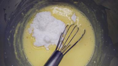 加入糖粉，搅打均匀。