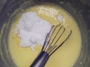 加入糖粉，搅打均匀。