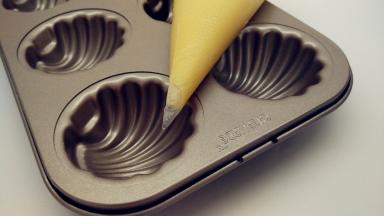 做好的面糊装进裱花袋，送入冰箱冷藏一个小时后再用。