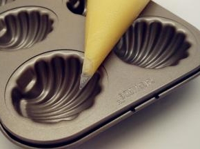 做好的面糊装进裱花袋，送入冰箱冷藏一个小时后再用。