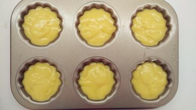 接着挤上剩余的面糊，记得要覆盖住巧克力块。挤好之后震动两三下。