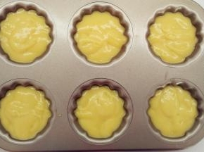 接着挤上剩余的面糊，记得要覆盖住巧克力块。挤好之后震动两三下。